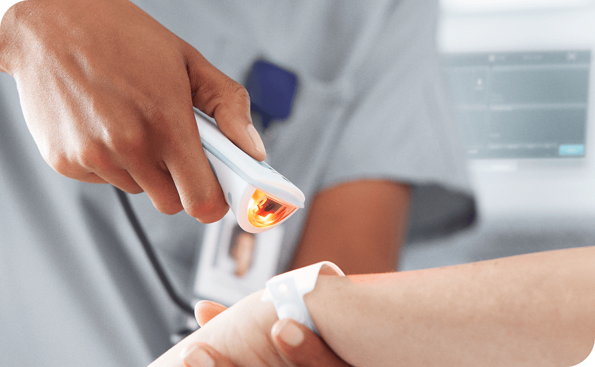 nurse scanning bardcode hospital bracelet